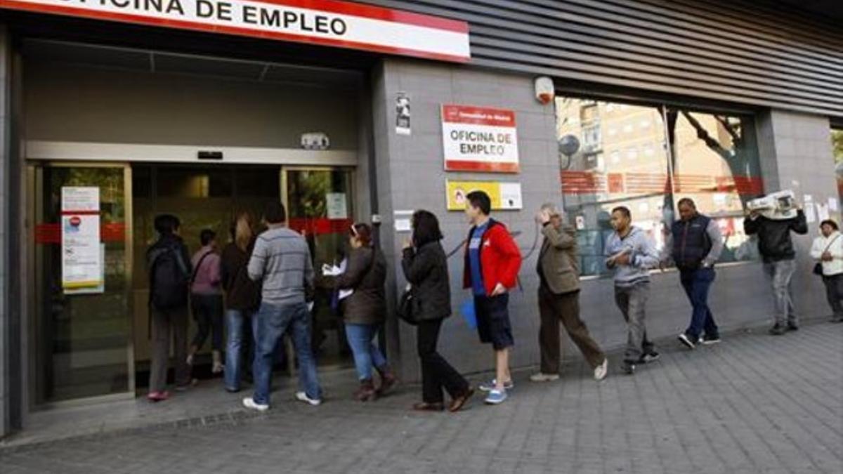 Cola de parados en una oficina de empleo en Madrid.