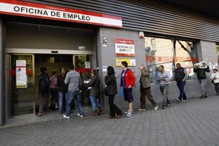 El paro subió en 11.900 personas en el primer trimestre y se sitúa en el 21%, según la EPA