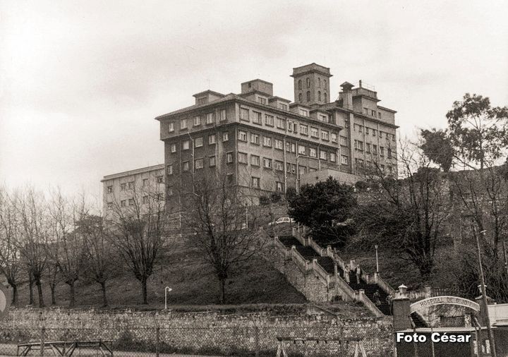 Hospital de Gij�n rezaba a la entrada en 1984. (Hospital de Jove)..jpg