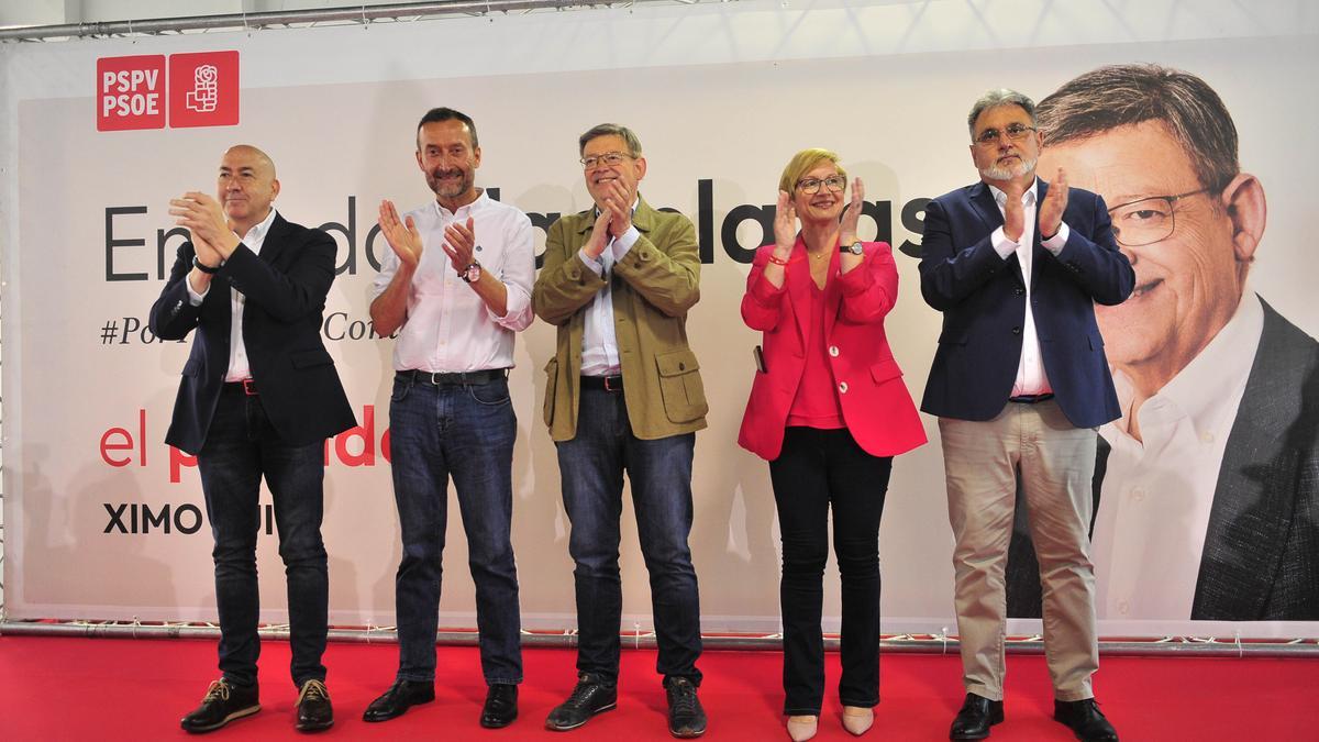 El candidato socialista, Ximo Puig, ayer en Elche, rodeado por Alejandro Soler, Carlos González, Yolanda Seva y Manuel Penalva
