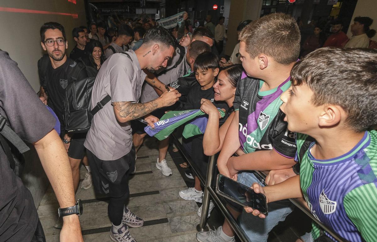 LLegada del equipo de fútbol Málaga CF al Hotel Cristina LLegada del equipo de fútbol Málaga CF al Hotel Cristina