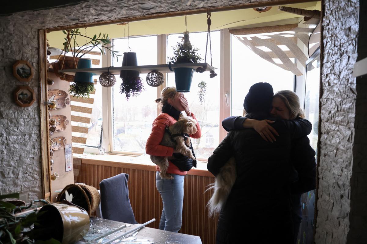 Escenas de dolor entre los residentes de una casa dañada por los ataques rusos en Kiev.