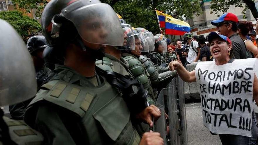 Opositores se encaran con la Policía en Caracas. // Reuters