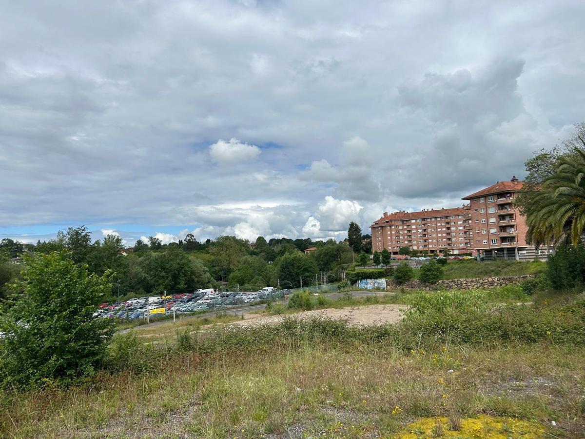 El solar del antiguo matadero, este miércoles, con los pisos y el parque actual de la Luz al fondo, donde se ejecutará el nuevo Parque de La Reconqusita.