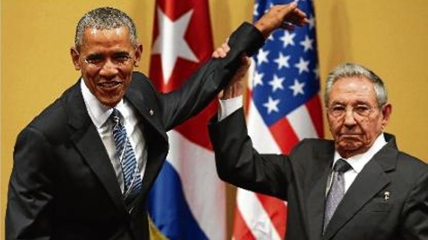Raúl?Castro aixeca el braç de Barack Obama després de la compareixença conjunta a l&#039;Havana.