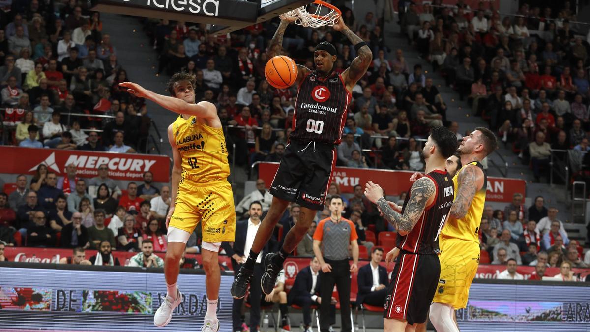 Robinson, colgado del aro ante el Tenerife