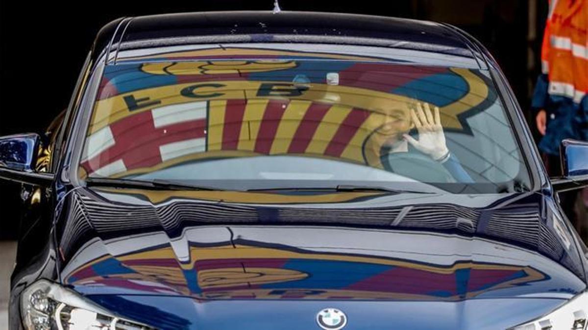 La icónica foto de Valverde saliendo de la Ciudad Deportiva con su coche marcaría el final de su etapa en el Barça