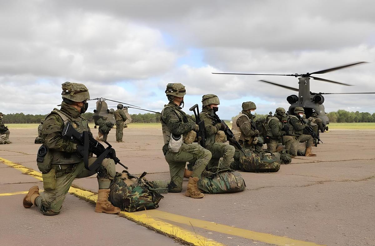 Despliegue de tropas del Ejército de Tierra transportadas con helicópteros.