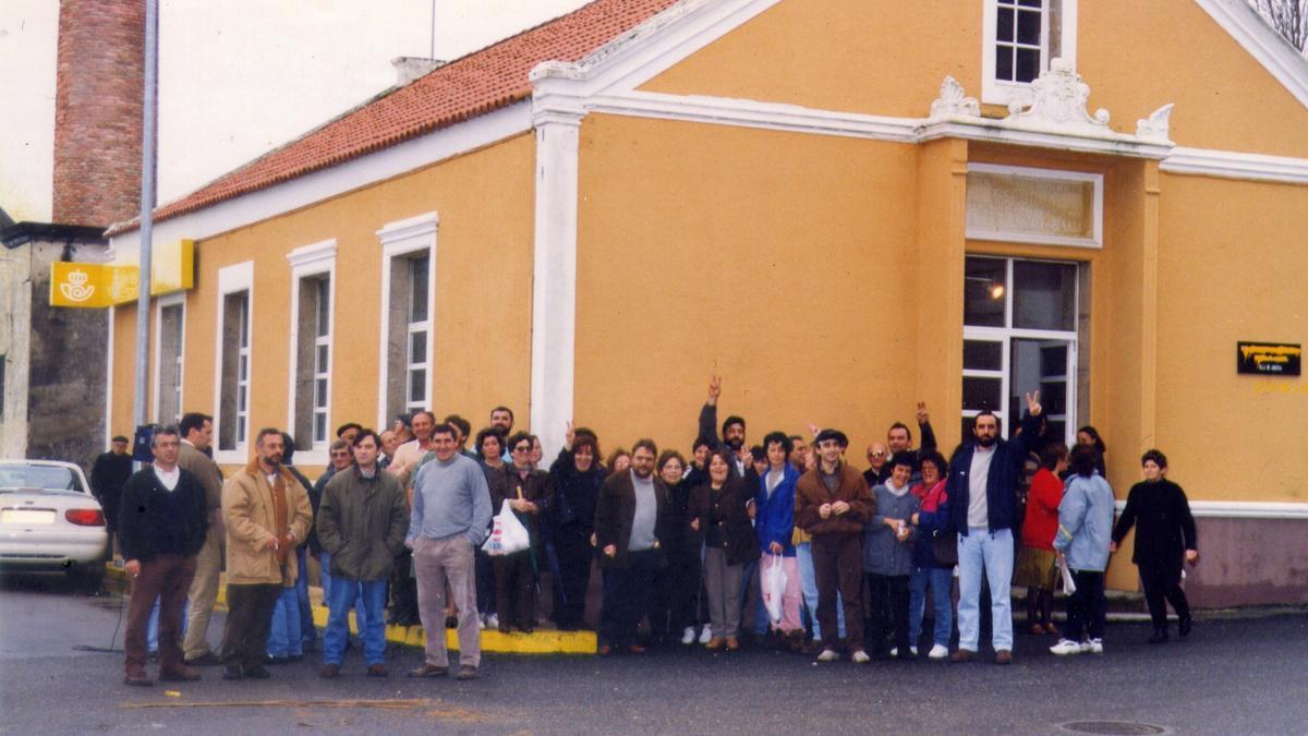 Celebración tras conocer la resolución del Consello de la Xunta en la Escola de Pau.