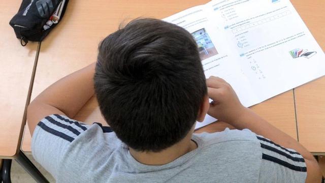 Un rapaz facendo unha avaliación final de contidos de Educación Primaria.