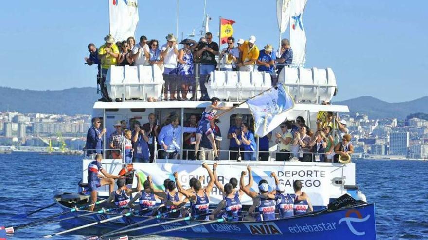 Urdaibai en el momento de ondear la bandera de su victoria en Moaña. // Liga San Miguel