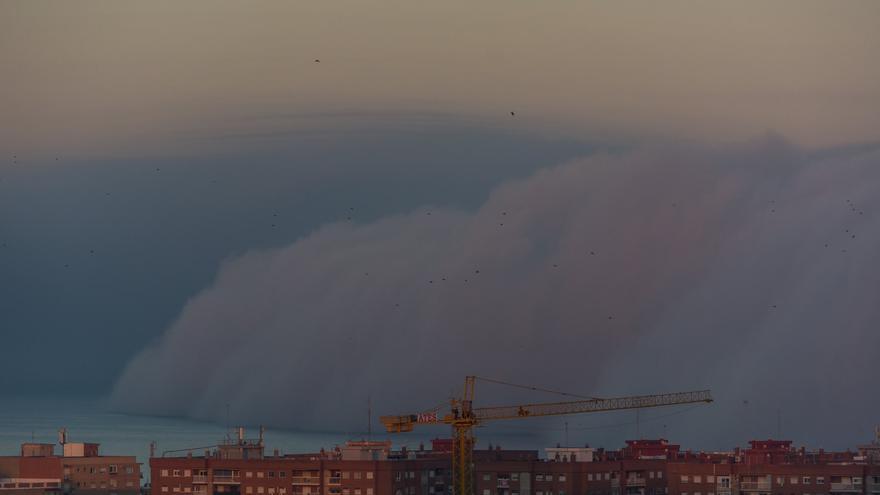 Así ha entrado la niebla por el Puerto de València