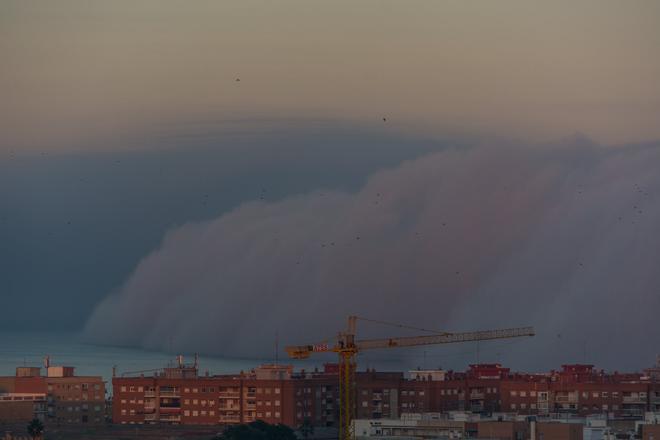 Así ha entrado la niebla por el Puerto de València