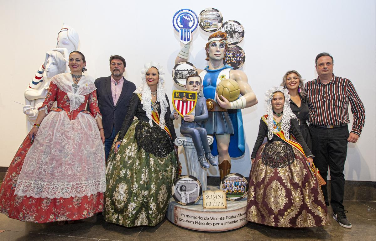 La escena sobre el centenario del Hércules que ha presentado La Ceràmica a la Exposición del Ninot