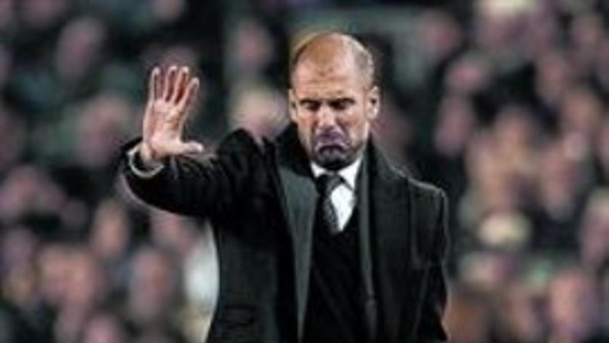 Guardiola, anoche en el Camp Nou, se dirige a sus jugadores.