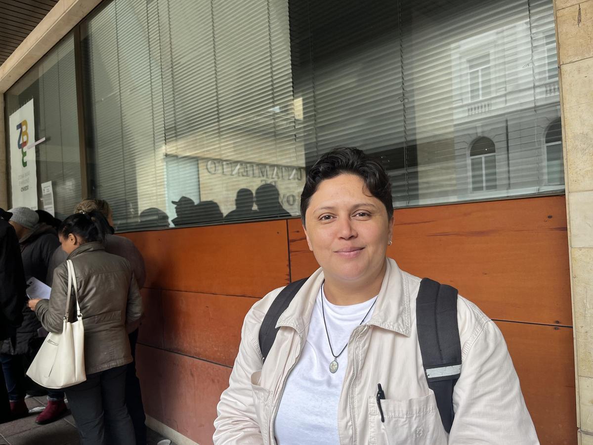 Delsi Benítez aguardando para entregar su documentación