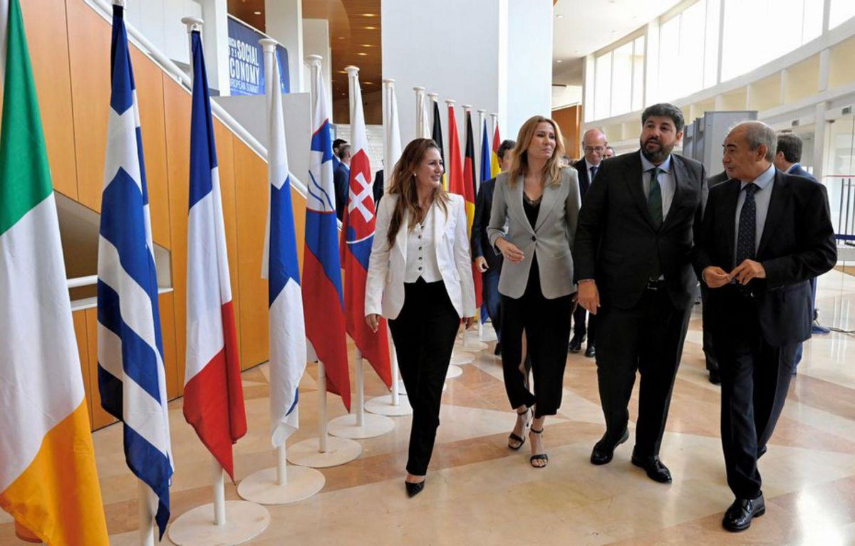 Julián Díaz, vicepresidente de Fecoam, recibiendo en Alimer a una de las visitas a empresas de la Economía Social.