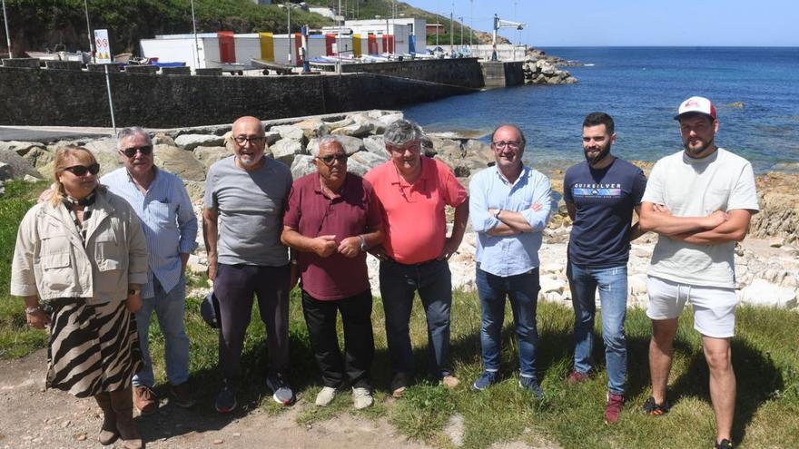 Vecinos de San Pedro de Visma, frente a la cala de O Portiño.   | // CARLOS PARDELLAS