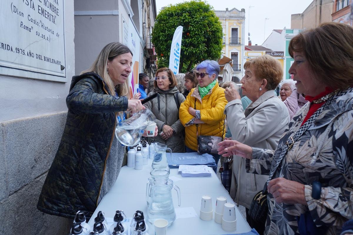 En las catas de agua del grifo los ciudadanos comparan a ciegas el agua del grifo y embotellada