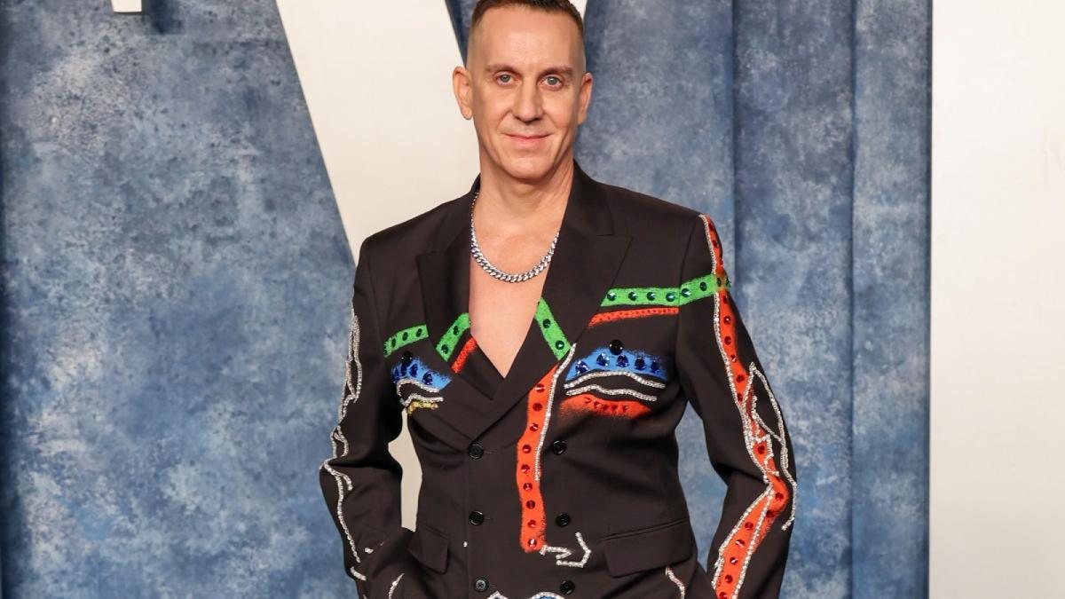 Jeremy Scott se despide de Moschino tras una década experimentando con lo tradicional y la vanguardia