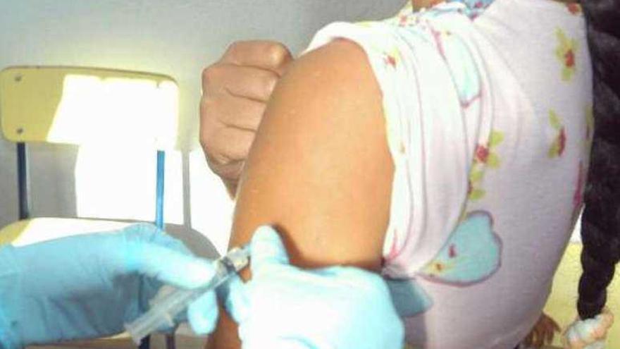 Una niña recibe una vacuna. efe
