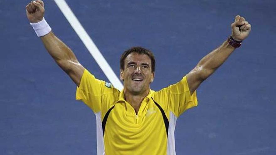 Robredo celebra su victoria ante Federer.