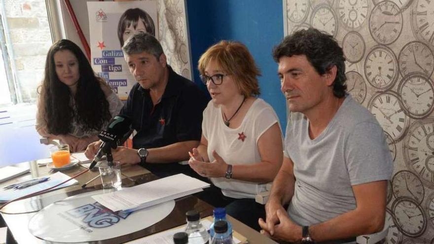 Lucía César, Manuel Domínguez, Montserrat Prado y Daniel Rodas, ayer en Vilagarcía. // Noé Parga