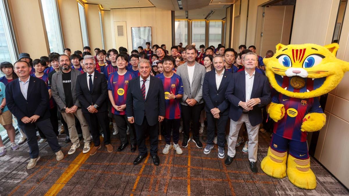 El presidente y sus directivos recibieron a las 'penyes' barcelonistas de Seúl y Shanghai