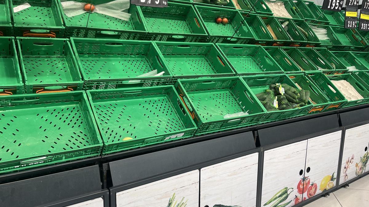 Estanterías de productos frescos sin apenas género previa a la DANA de octubre en Málaga.
