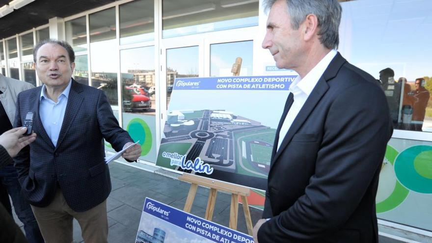 José Crespo e Isidoro Hornillos, hoy, durante la presentación del proyecto junto al Lalín Arena. // Bernabé/Javier Lalín