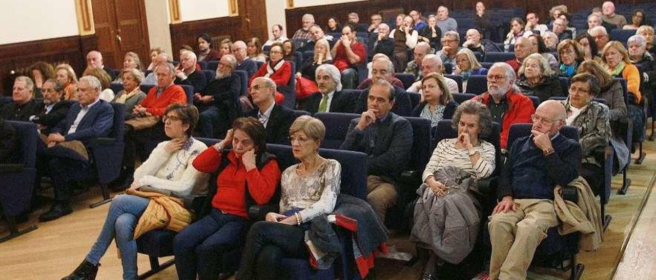 Conferencia en el Liceo con el público llenando el salón. // Iñaki Osorio