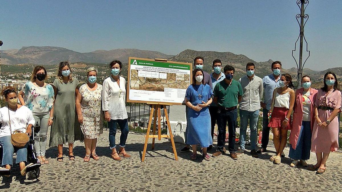 Ceballos y Casanueva, en el centro, junto al resto de integrantes del equipo de gobierno del consistorio de Priego.