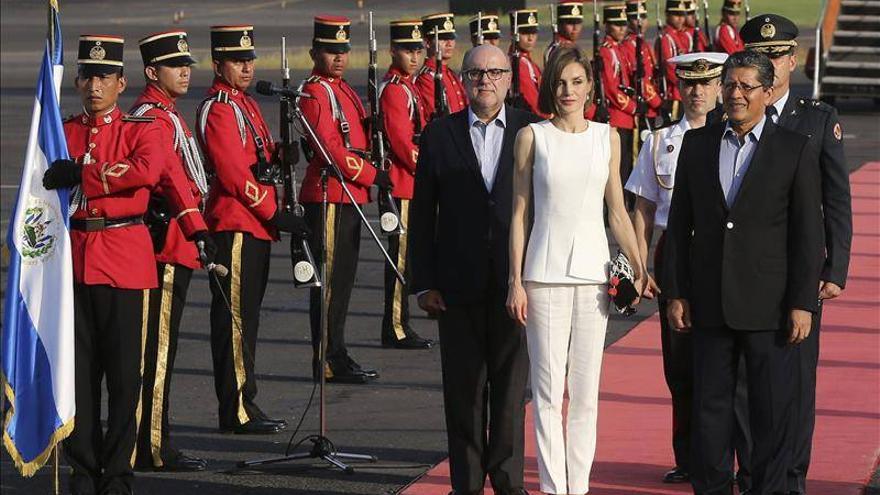 La reina Letizia llega a El Salvador para visitar proyectos de cooperación