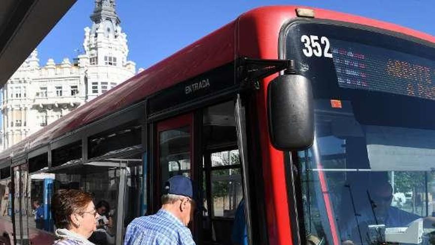 Usuarios suben al bus urbano en una parada de la Marina.