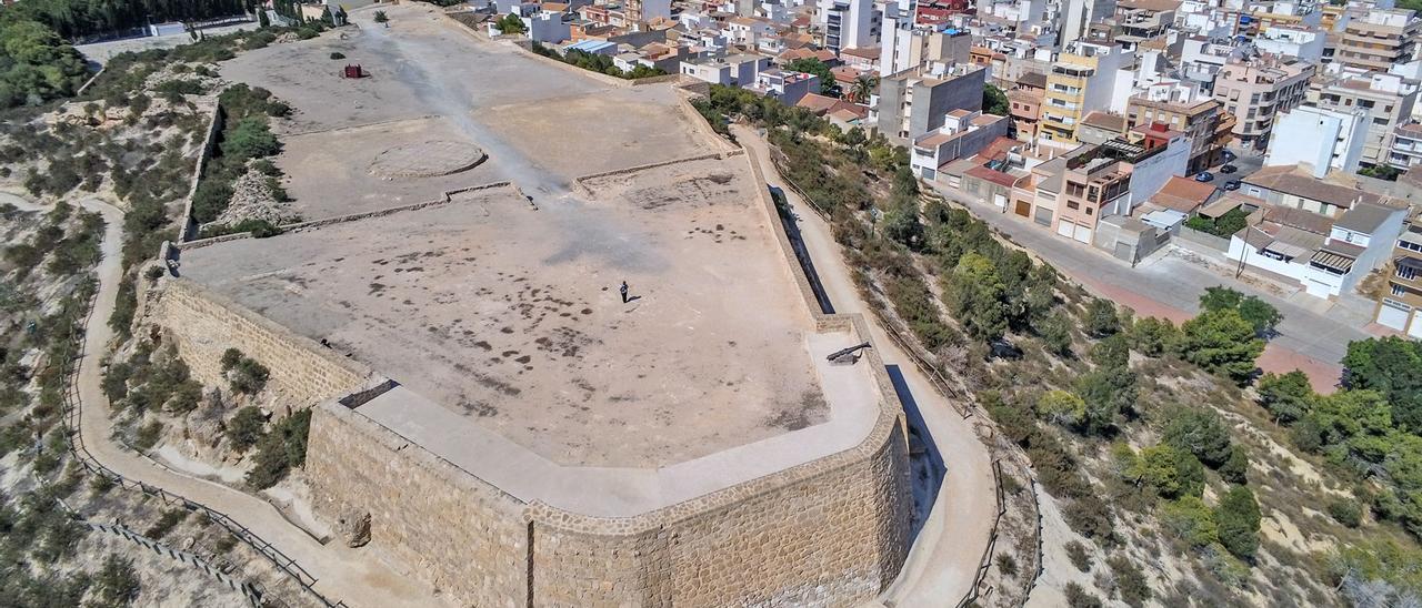 Imagen aérea del castillo de Guardamar y el casco urbano