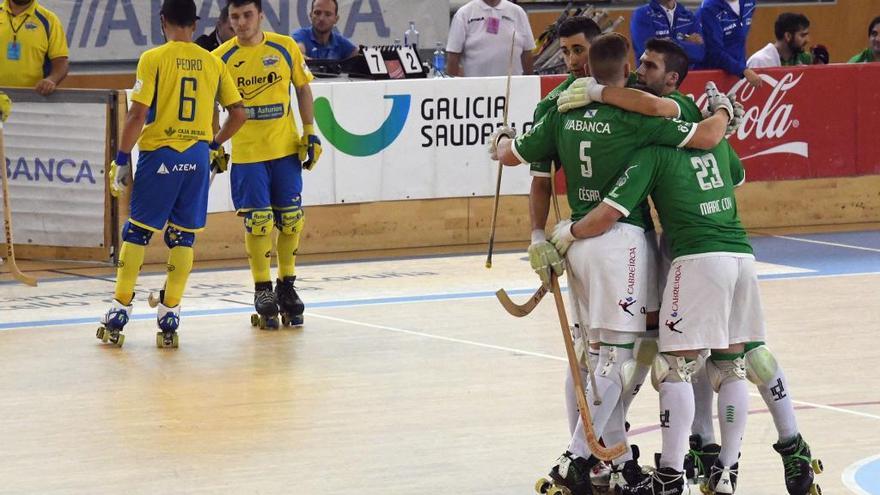 Los jugadores del Liceo celebran un gol