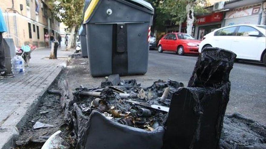 Imagen de archivo de un contenedor quemado en Córdoba.