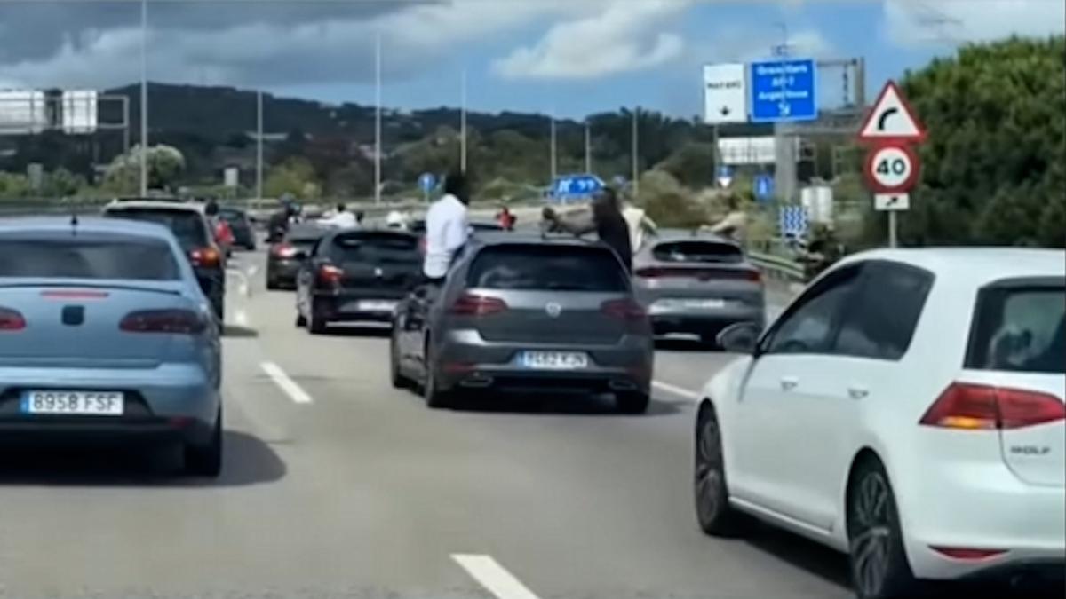 Los Mossos buscan a las personas que circulaban con medio cuerpo fuera del coche por la C-32 a la altura de Mataró