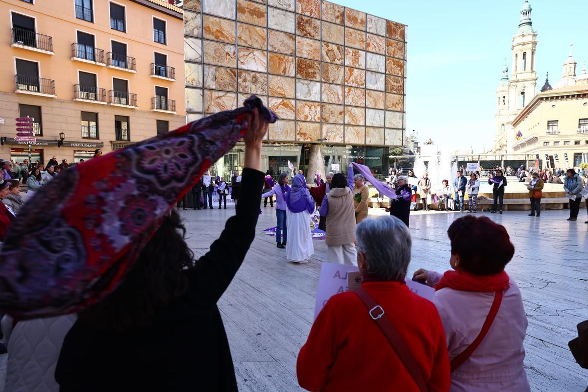 En imágenes |  El movimiento Revuelta de las Mujeres en la Iglesia alza la voz en Zaragoza por la igualdad