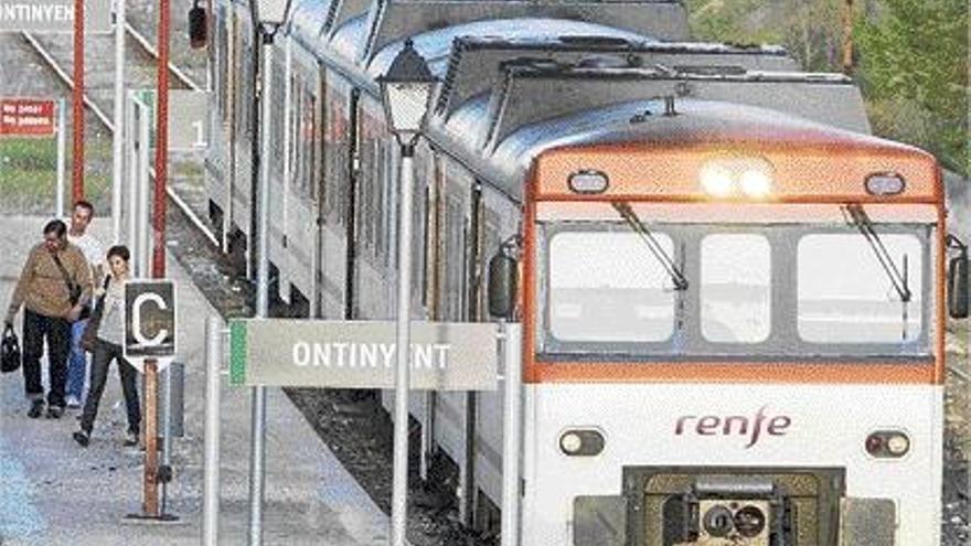 Un tren a su llegada a la estación de Ontinyent.