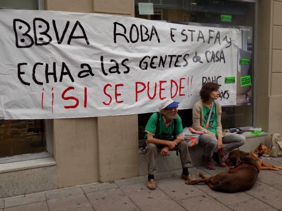 La PAHC ocupa el BBVA del carrer d'Àngel Guimerà