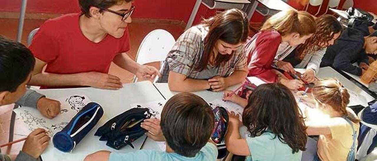 Els escolars, en una de les activitats organitzades al col·legi Pius XII de Palma.