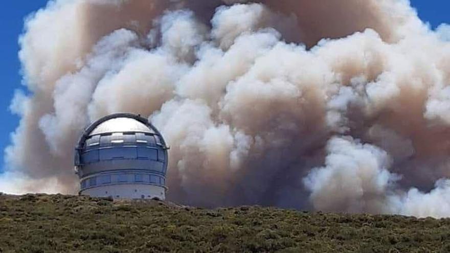 El humo justo detrás del Grantecan, en el Observatorio del Roque de los Muchachos.