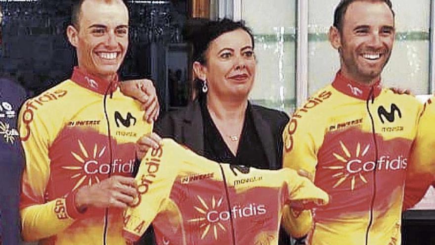 Enric Mas y Alejandro Valverde con sus maillots de la selección española que lucirán hoy.