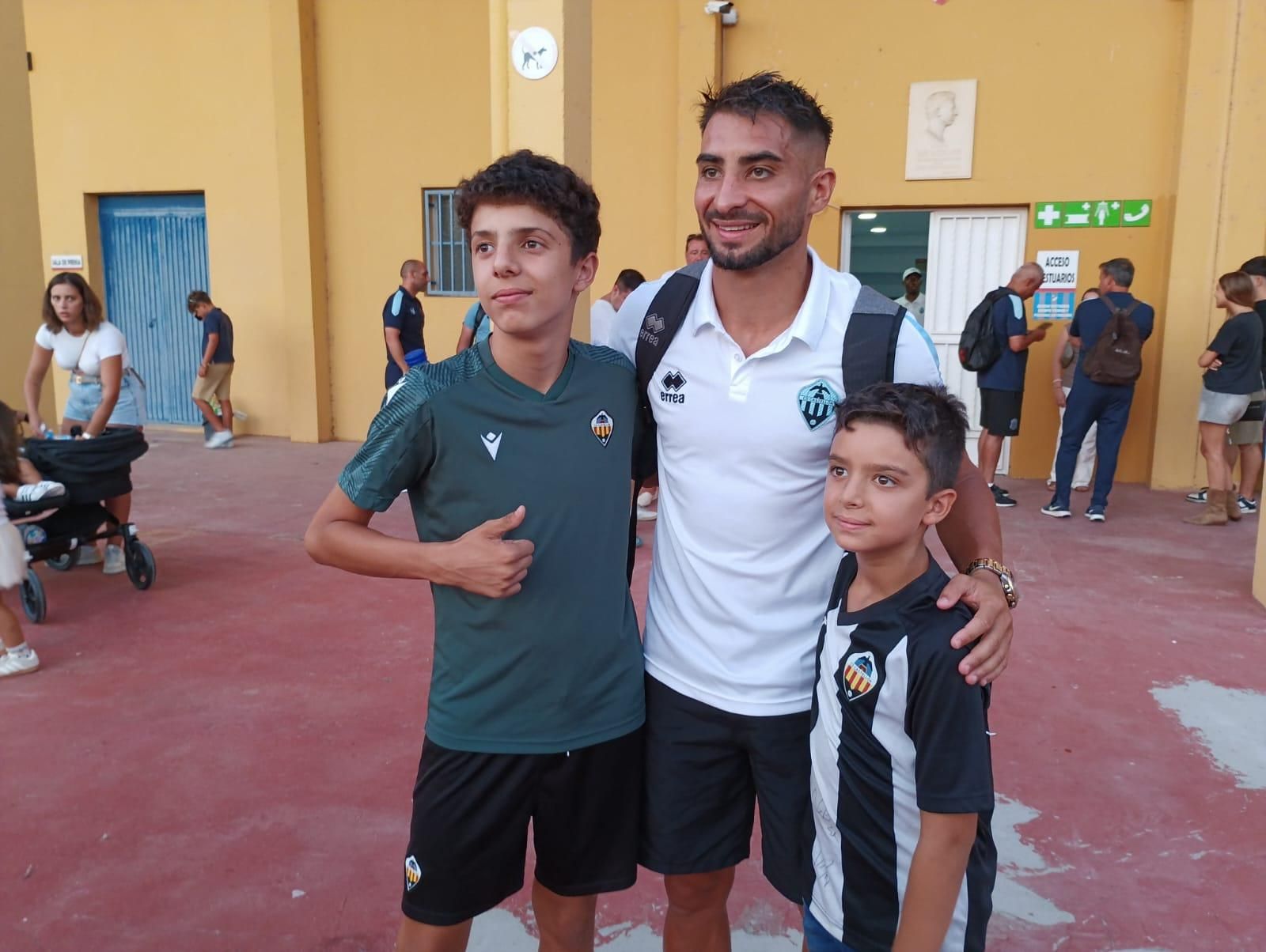 Galería | Afición y equipo, juntos tras el amistoso del Castellón en Alzira