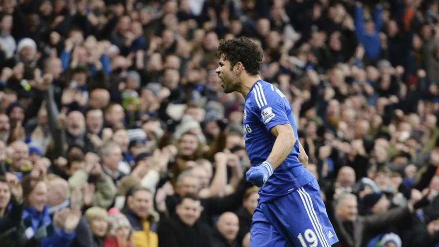 Diego Costa celebra su tanto de ayer ante el West Ham. facundo arrizabalaga / efe