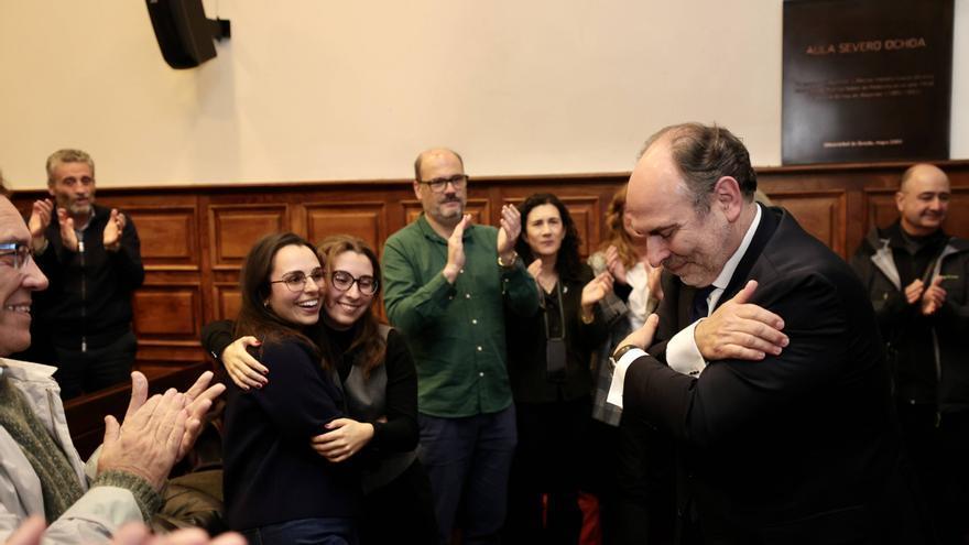 Crónica de la jornada en la que Villaverde renovó mandato en la Universidad de Oviedo por seis años: una proclama reiterada y votaciones llamativas en algunos campus