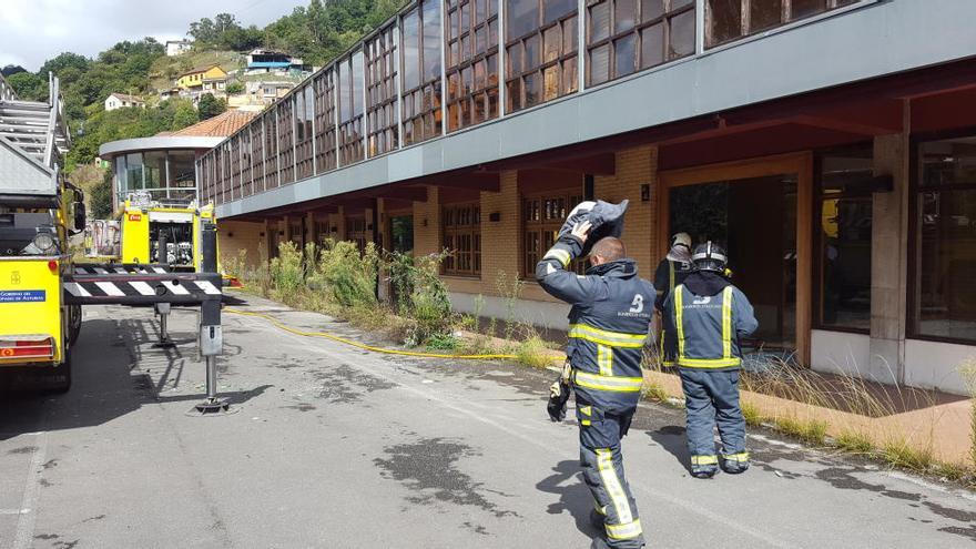 Un incendio quema el piso superior del restaurante El Urogallo en El Entrego