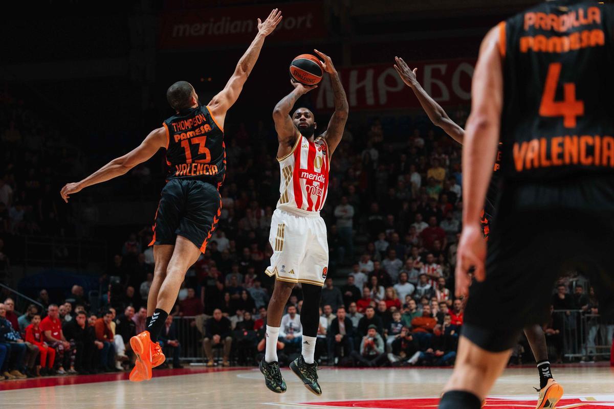 Darius Thompson intenta taponar un lanzamiento en el último partido ante el Estrella Roja.