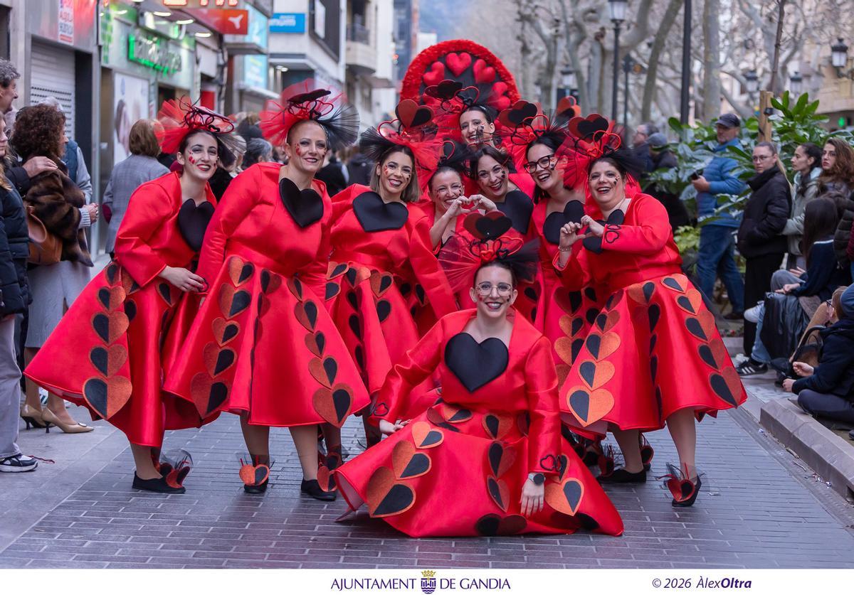 El viento sí respeta la Cavalcada del Ninot de Gandia que luce como nunca